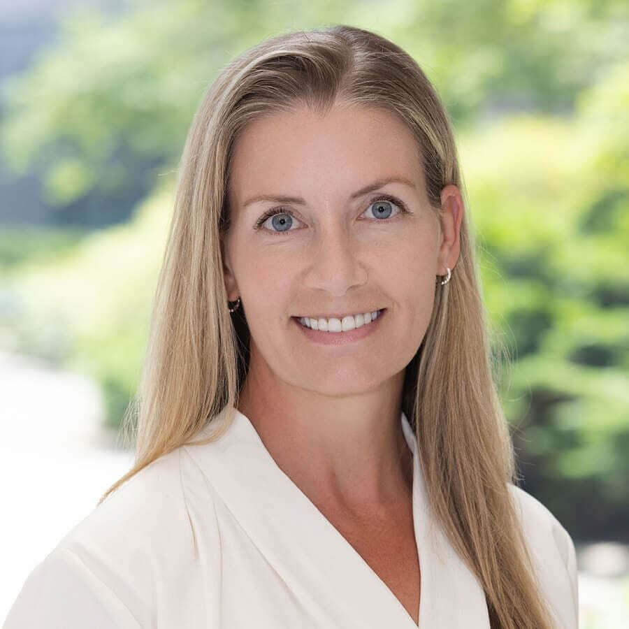 Kari Holloway Headshot